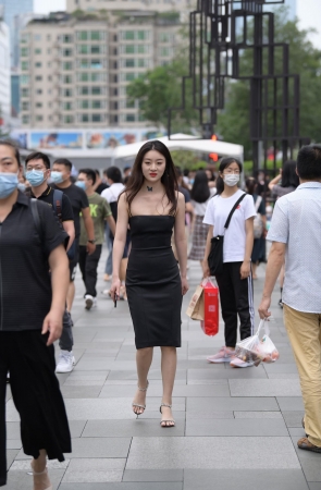 黑色吊带裙美女