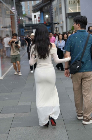 街拍嘿丝长裙丁内女友
