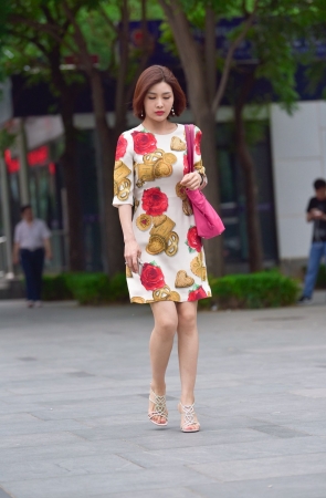 气质干练的短发美女