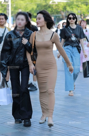 棕色紧身包臀裙美女