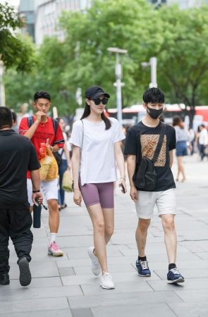 长腿紧身裤美女