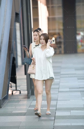 白皙美腿美女