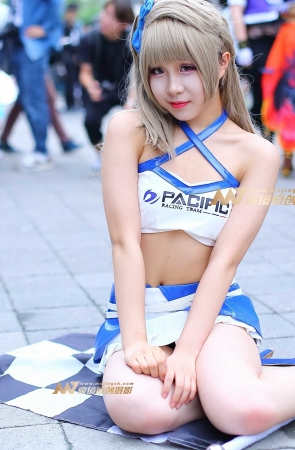 娇嫩的白色赛车服少女