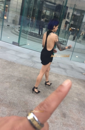 露背真空刺青美女