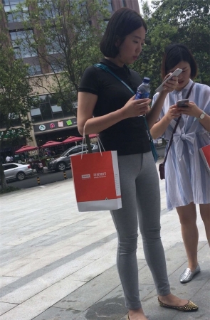 黑T恤紧身裤美女