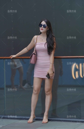 性感的粉色裙美女