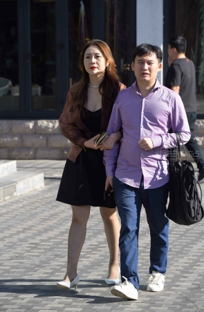 街拍丰腴的浅灰丝美妇