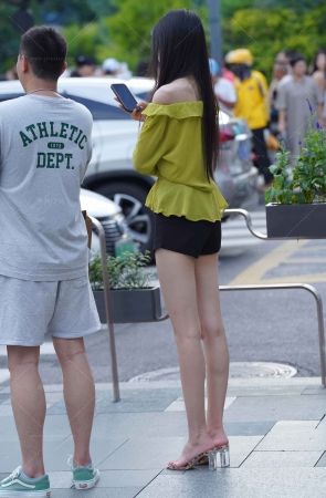 非常苗条高挑的美腿小姐姐