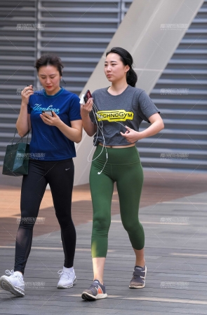 绿色瑜伽裤美臀
