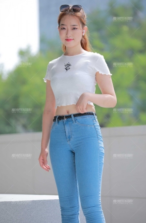 蓝色牛仔裤小妹