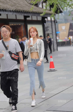 紧身牛仔裤小姐姐