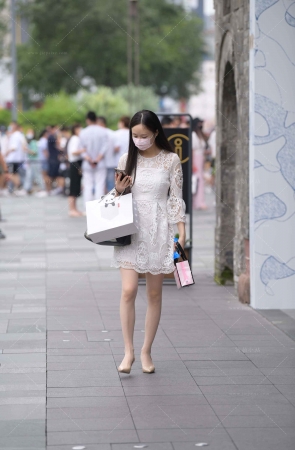 逛街的白裙R丝袜朲槭