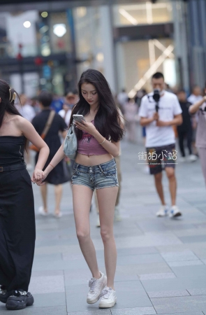 街拍热裤小蛮腰mm
