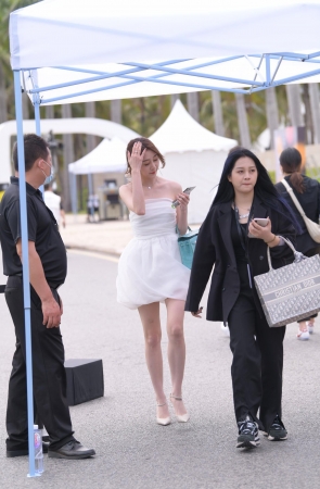 白皙美腿优雅的小姐姐