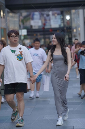 街拍灰色长裙美眉