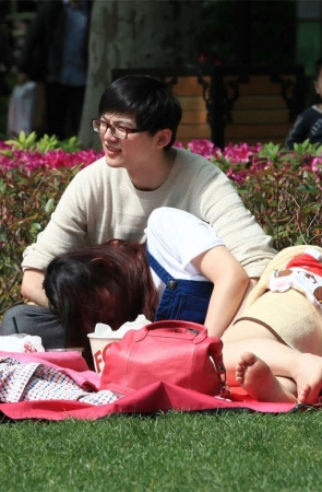 No671 长发大眼姑娘的一双素足很嫩很光滑