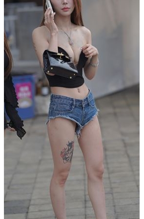 性感的热裤月牙纹身妹(110P)