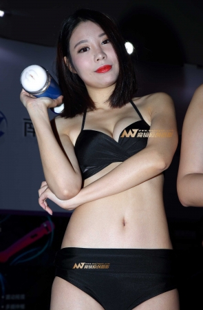 成人展黑色比基尼
