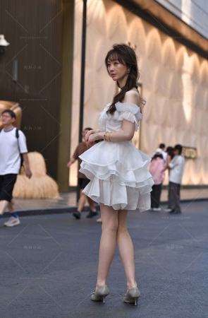 成熟的白裙美腿美女