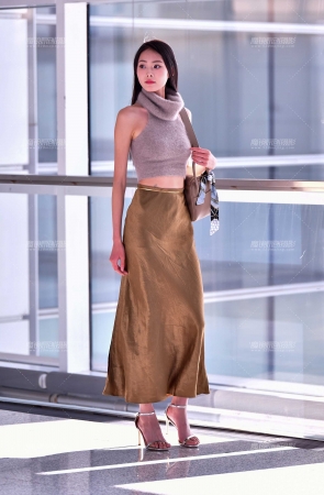 &银色高跟长裙美女