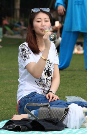 No1190 情调满分的草地双娇，请各位看官对其玉足进行评判 第2套