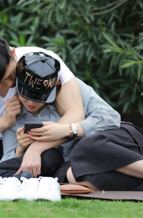 No692 女生草地缠绵几乎合为一体，只露出一双白花花的小脚 第2套