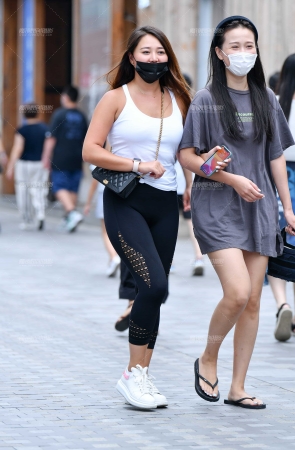 &高兴紧身裤美女&