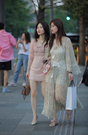 街拍粉色裙高跟美女