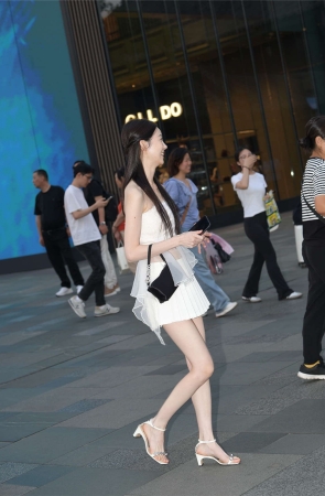 甜美白色连衣裙