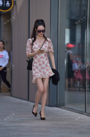 搭讪街拍高跟花裙美女