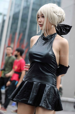 皮裙女孩