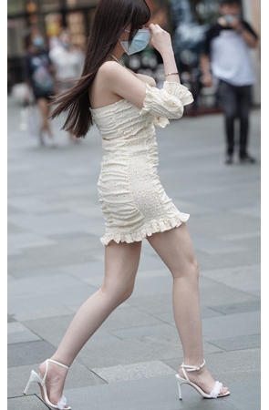 白色连体裙小姐姐(32P)[329M/JPG]