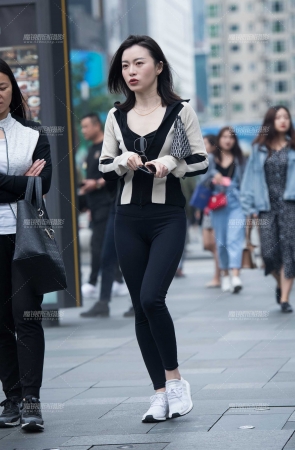 紧身黑裤美女