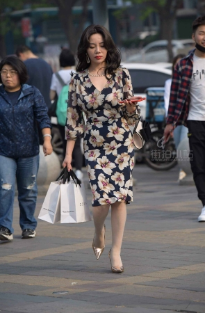 街拍花裙子性感高跟美女