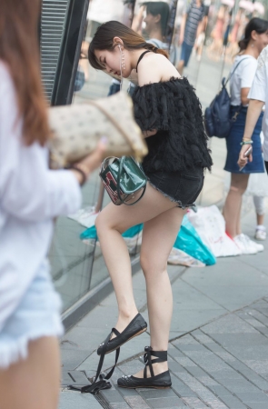 系鞋带的漂亮美女