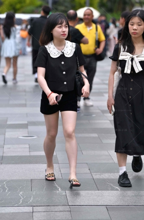 街拍白皙美腿美姐