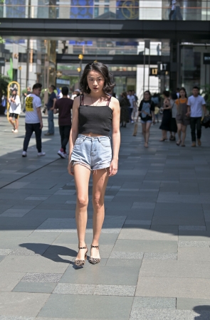 吊带高跟热裤美女