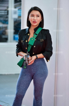 &聊天魅力紧身裤美女