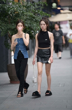 街拍苗条的皮裙小姐姐跟闺蜜