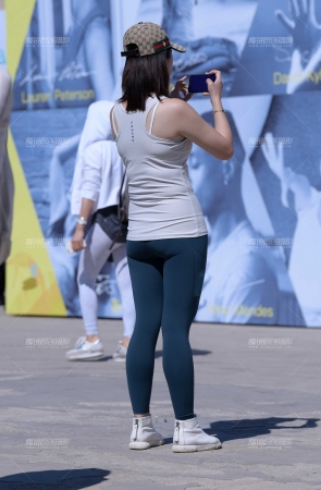 &拍照瑜伽美女&