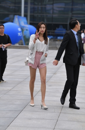 高跟大长腿小姐姐