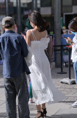 白色长裙气质美女