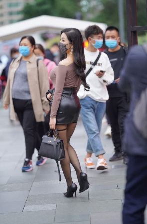皮裙黑丝女孩