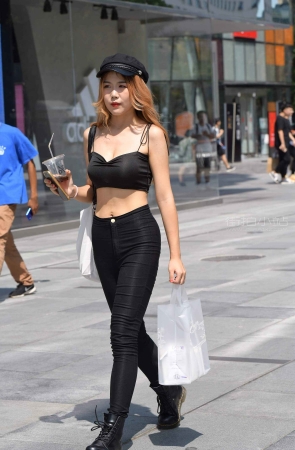 街拍黑色紧身长裤美女