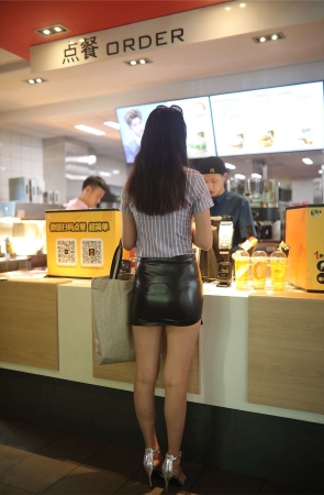 超短皮裙气质美丽美足高跟美女原图