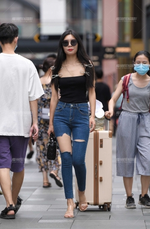 破洞紧牛小姐姐