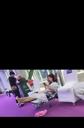 4K视频金融展后台轻熟韵味小姐姐肉丝凉脚休息震撼