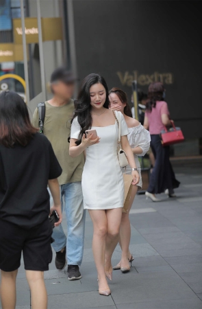 清新白色连衣裙