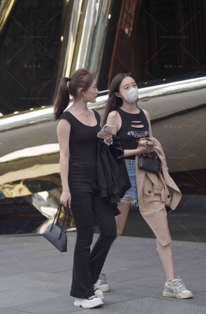 街拍黑色牛仔裤马尾辫美眉