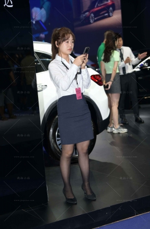 马尾辫，嘿丝白衬衫美眉